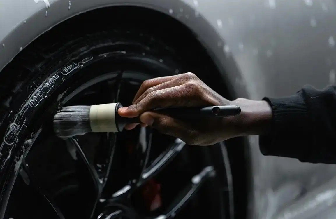 Detailicious reinigt velg met kwast tijdens professionele auto detailing in Zierikzee