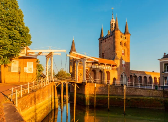 Foto van Zierikzee brug met dikke toren – Detailicious Car Detailing in Zierikzee