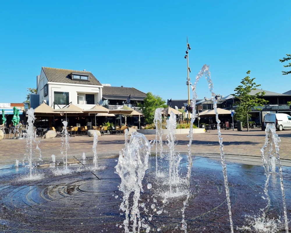 Centrum van Renesse met fontein en terrassen – Detailicious in Renesse en Scharendijke